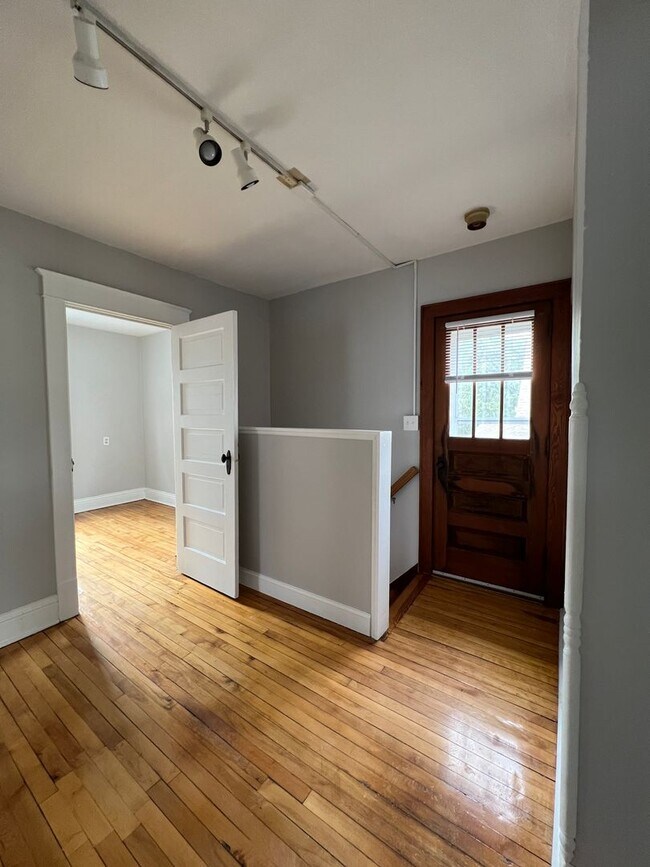 Building Photo - 4 Bedroom 2 Bath House Available in Wausau NOW!