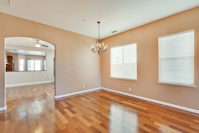 Building Photo - Spacious 3 Bedroom, 2 Bathroom Home with D...