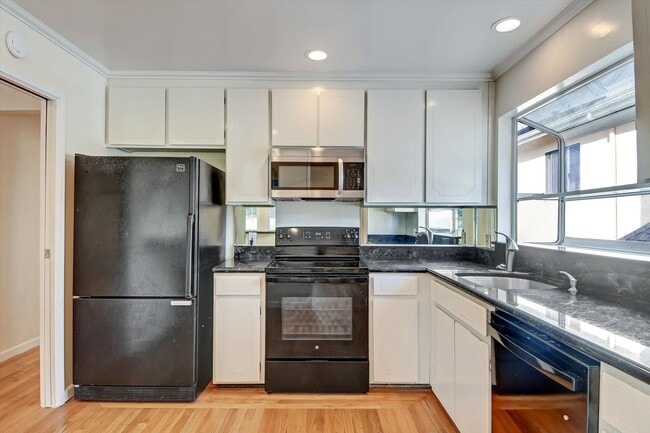 Building Photo - Spacious & Stylish Home in Pacifica’s Desirable Fairmont Neighborhood