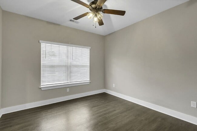 Building Photo - Modern 2-Bed, 2.5-Bath Townhouse with Small Loft in Travelers Rest
