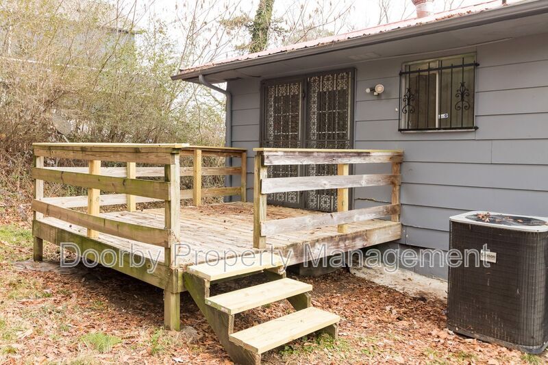 Building Photo - 303 Hillcrest Ave