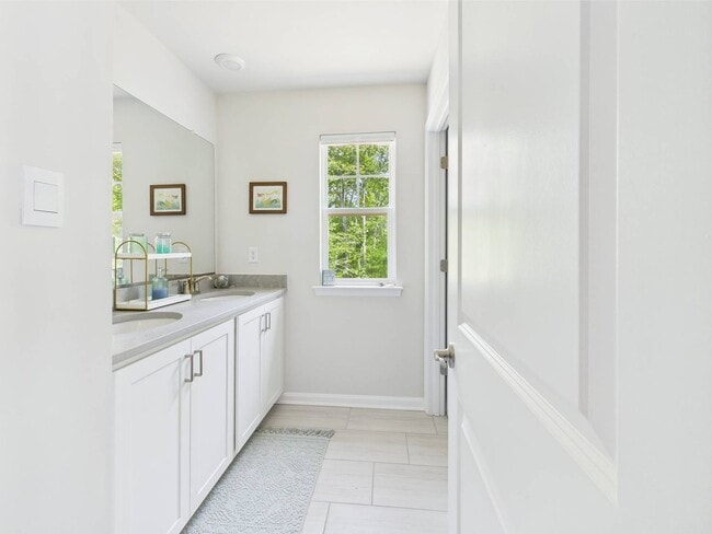 Building Photo - Stunning 5 Bedroom 4.5 Bathroom Located in...