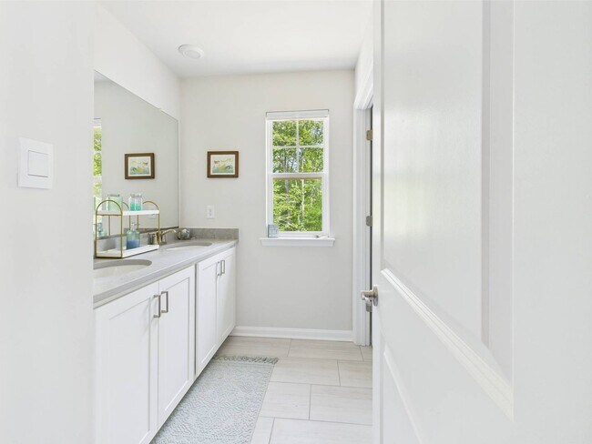 Building Photo - Stunning 5 Bedroom Home Located in William...