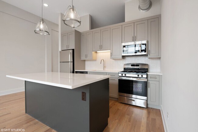 Building Photo - Top Floor 1 Bed 1 Bath Pet Friendly New Co...