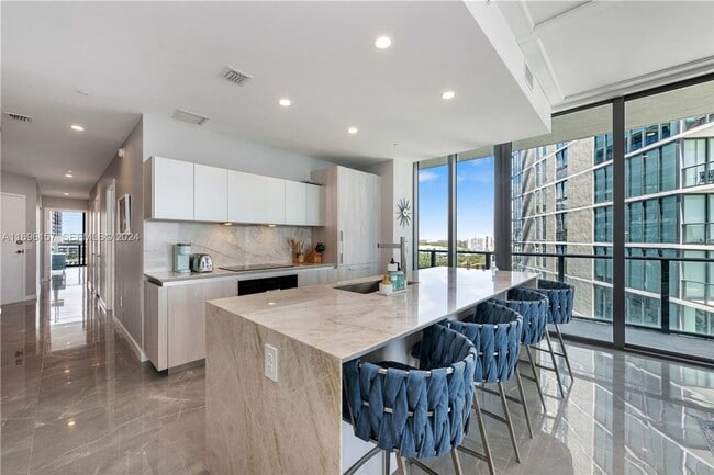 Building Photo - 480 NE 31st St