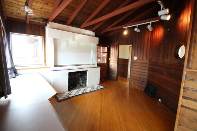 Building Photo - 1010 Tourmaline St