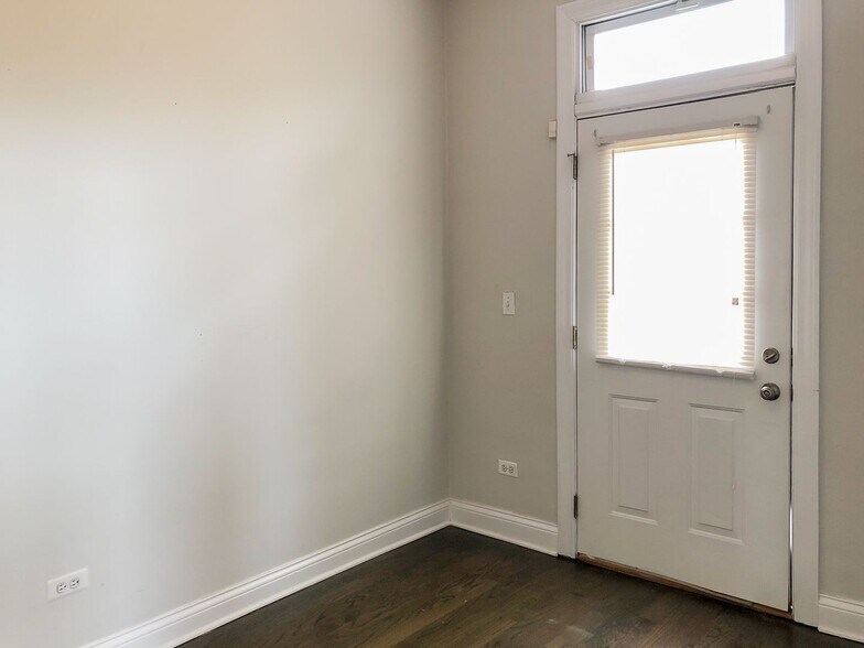 Building Photo - 3856 N Southport Ave