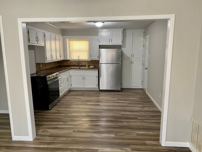 Building Photo - 3/1/1 Ready April 1