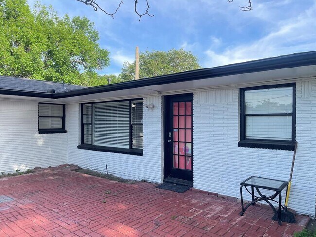 Building Photo - 9602 Val Verde St