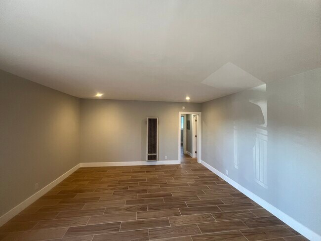 Building Photo - 14921 Vanowen St