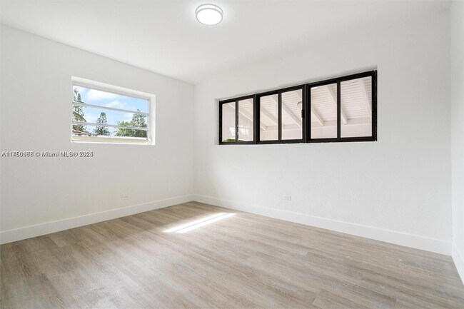 Building Photo - 10845 Peachtree Dr