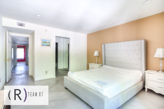 Building Photo - Lovely and Minimalist 2 Bedroom Condo in D...