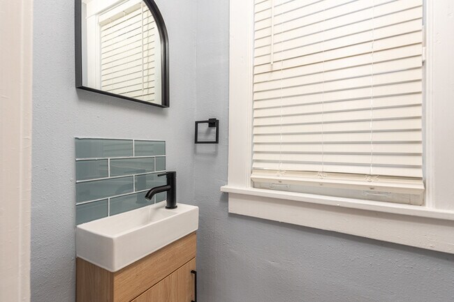 Building Photo - 3BR SFR with Washer/Dryer In Unit & Fenced Backyard in Midtown