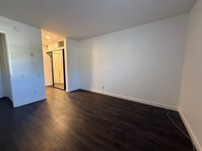 Building Photo - **$300 OFF FIRST MONTHS RENT** Renovated S...