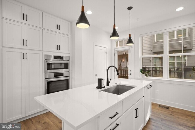 Building Photo - 11258 Faraday Park Dr.