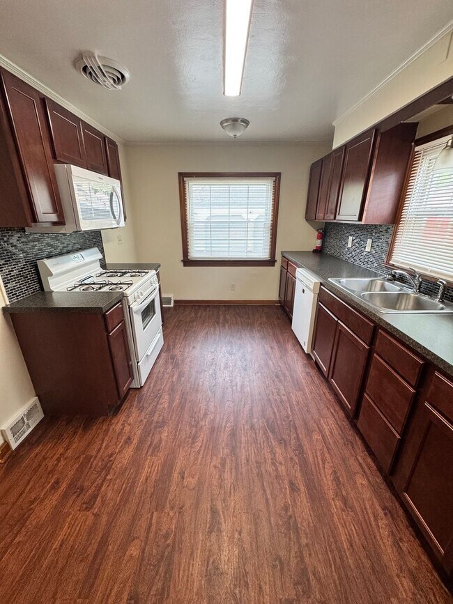 Building Photo - 212 E Kline St