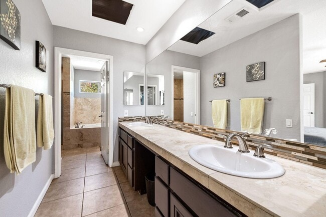 Building Photo - Pool Home in Palm Desert