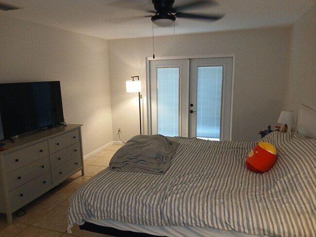 Building Photo - Beautiful, spacious 3 bedroom, 2 bathroom ...