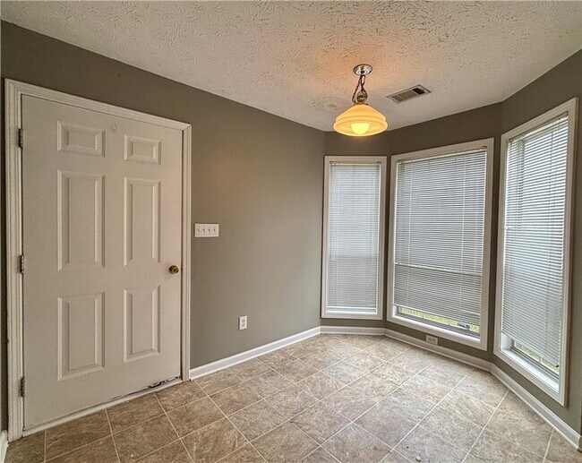 Building Photo - 2900 Camelot Woods Dr NW