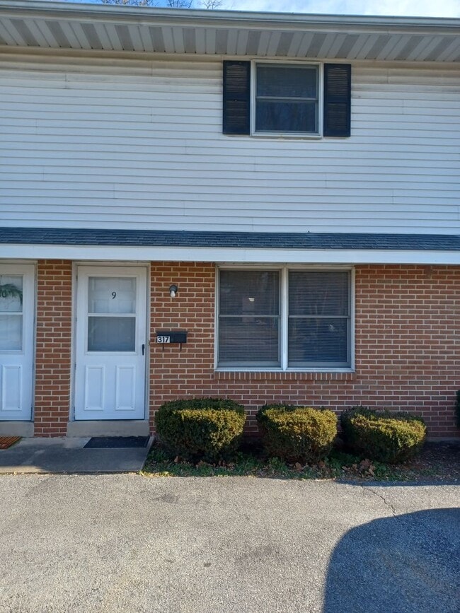 Primary Photo - 2 Bedroom 1 Bathroom Apartment in Elizabethtown!
