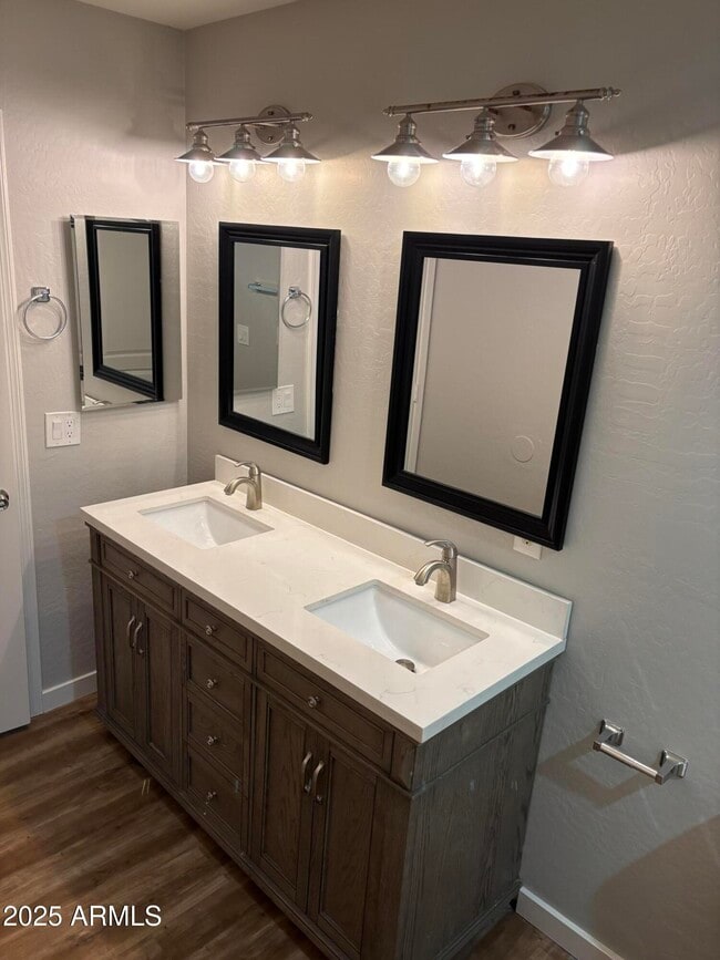 Building Photo - 528 E Navajo Ave