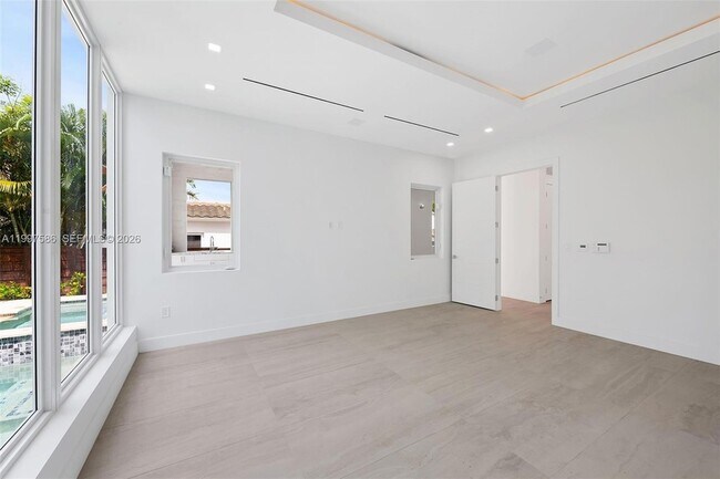 Building Photo - 1615 NE 3rd Ct