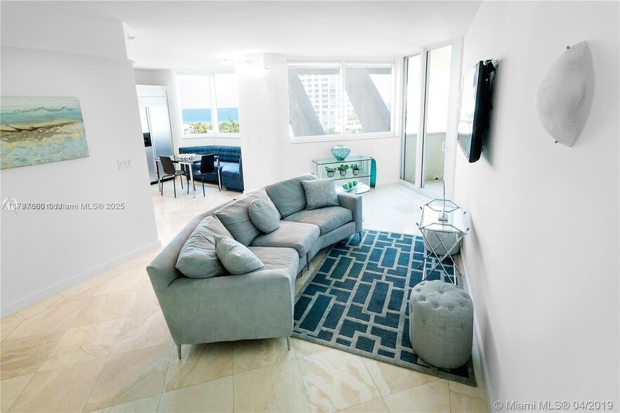 Building Photo - 300 S Pointe Dr