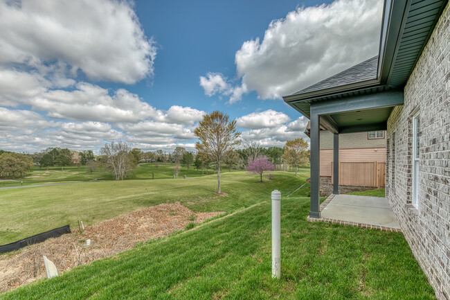 Building Photo - 325 Monroe Dr