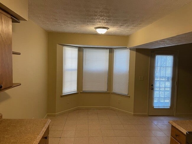 Building Photo - **ASK HOW YOU CAN MOVE IN WITH NO SECURITY DEPOSIT**333 River Brook Trl: 3BD, 2.5BA Duplex only 5...