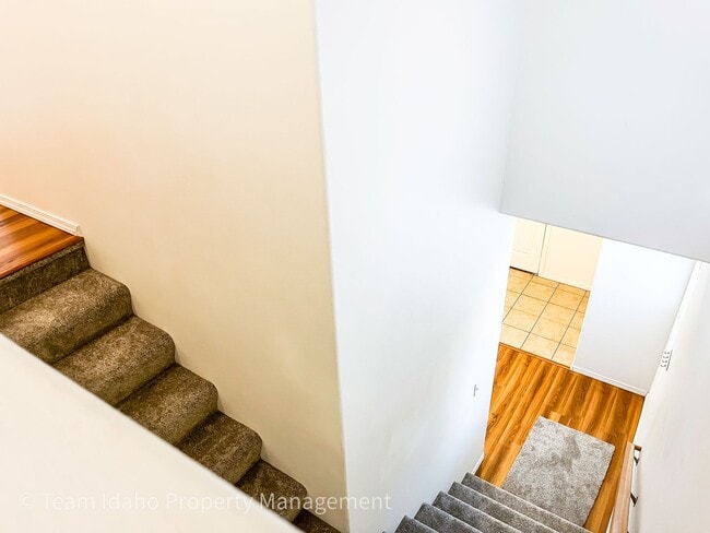 Building Photo - Beautiful 4 bedroom 3 bath townhouse w/att...