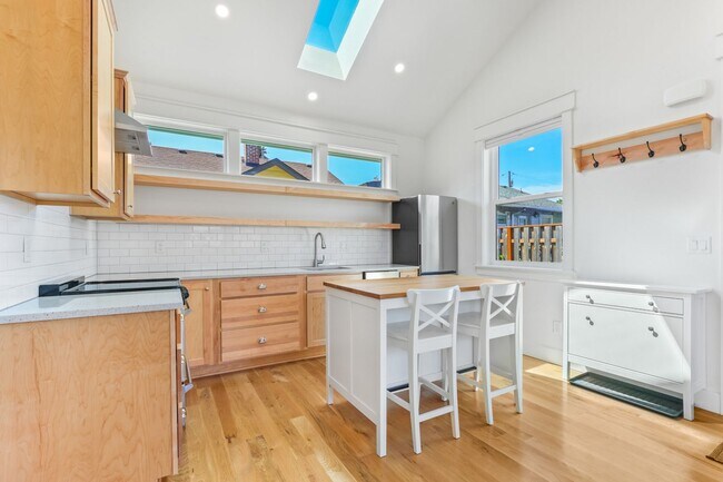 Building Photo - 4030 SE 62nd Ave