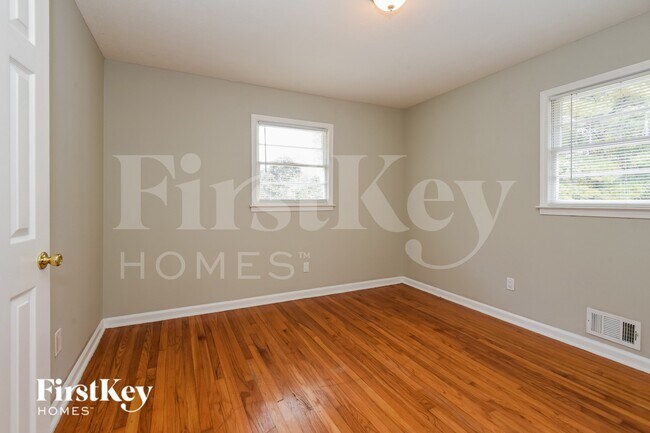 Building Photo - 4104 Middle Dr