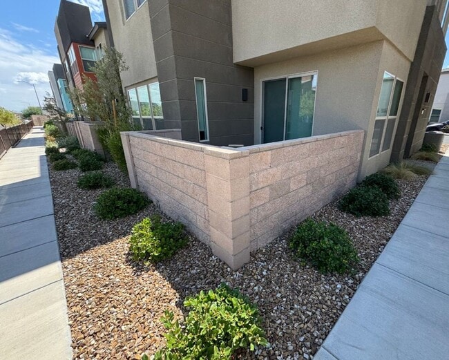 Building Photo - Modern Furnished 3 Bedroom Townhome in Pri...