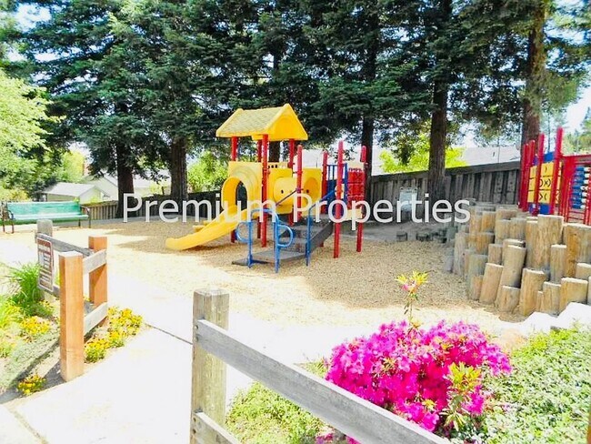 Building Photo - Spacious Home Located in the Desired Diabl...