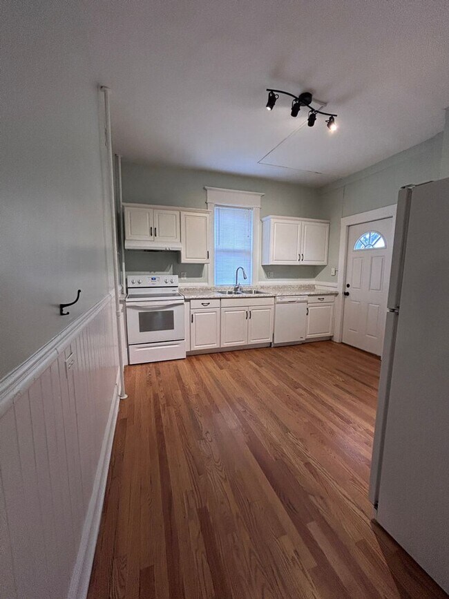 Building Photo - Renovated Victorian with historic touches & huge yard!