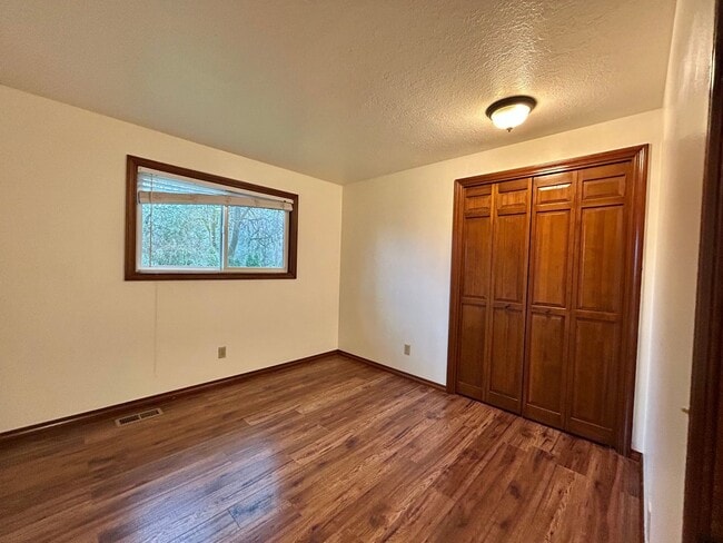 Building Photo - Timeless 5 Bed, 2.5 Bath Home - SW Beaverton