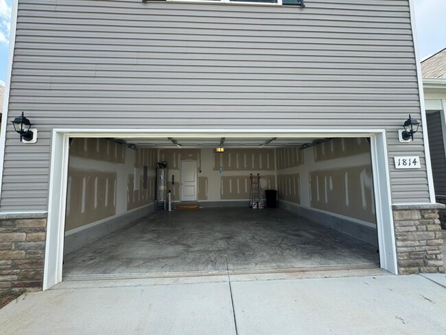 Building Photo - 1814 Albarado Trl