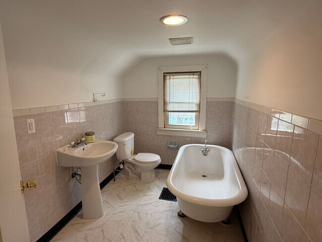 Building Photo - Rehabbed Waterford house available now!