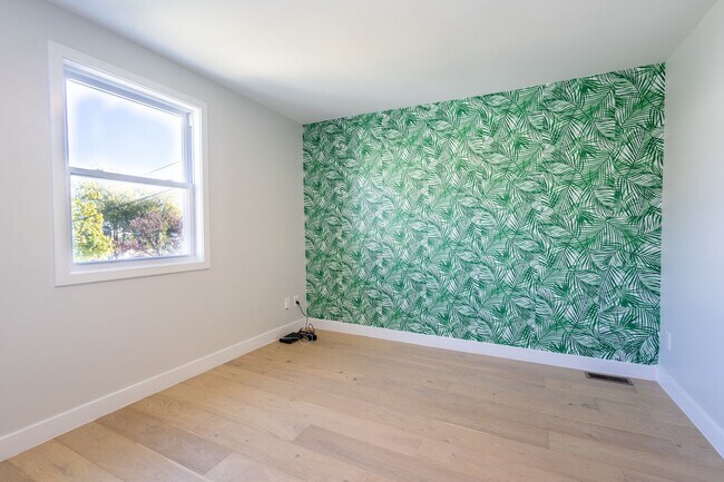 Building Photo - Beautiful 3 BR/3 BA Townhome in Brentwood!