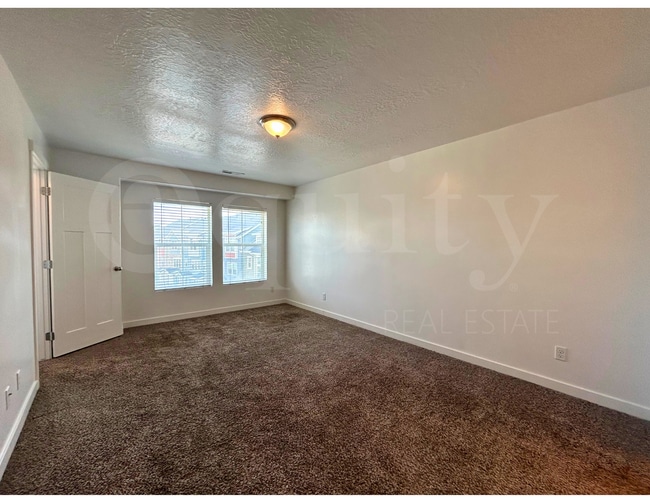 Building Photo - 674 E 380 N