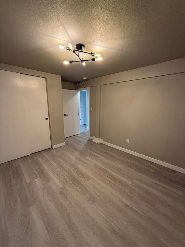 Building Photo - 943 S Wells Ave