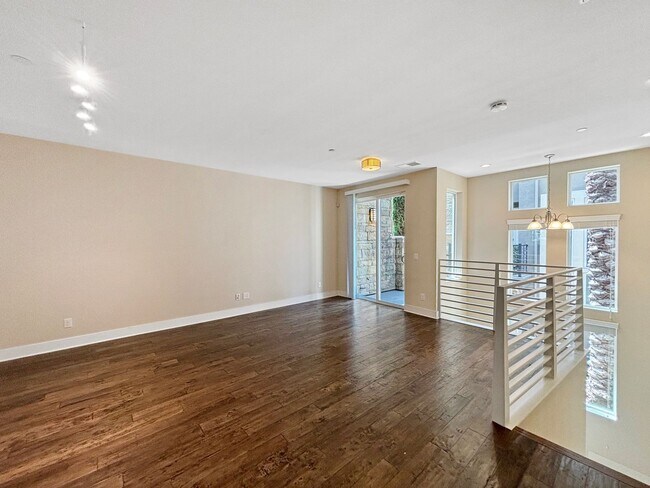 Building Photo - Stunning 3B/3.5BA Townhouse in Mission Val...