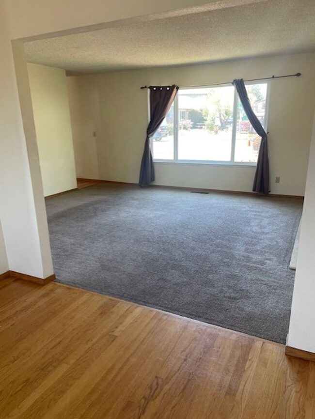 Building Photo - Four bedroom two and half bath on the uppe...