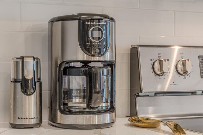 Building Photo - 525 Parkway Dr NE