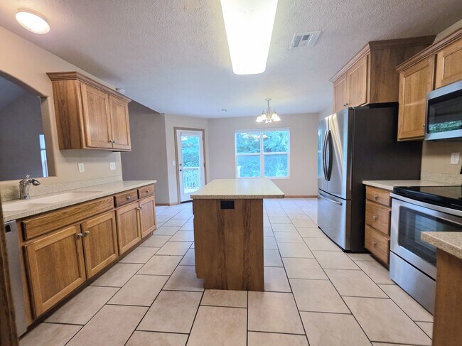 Building Photo - 606 Highland Ridge Dr
