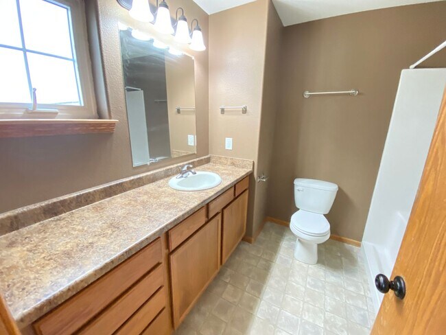 Building Photo - Four bed/2.5 bath townhome for August 2026!