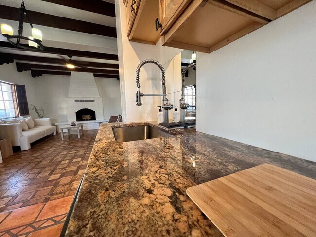 Building Photo - Historic Barrio Home Downtown Tucson