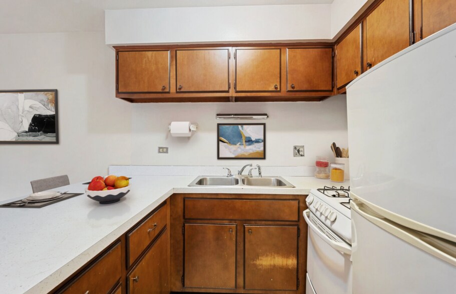 Building Photo - 665 W Wrightwood Ave