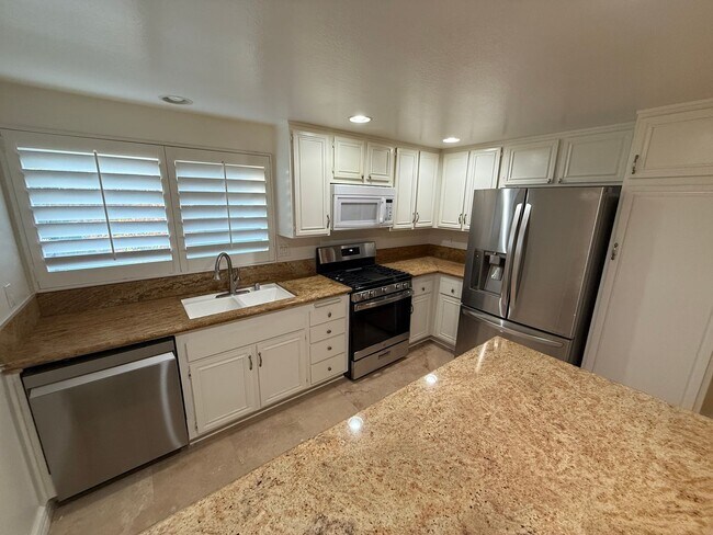 Building Photo - 4-Bedroom Plus Bonus Room Home with Golf C...