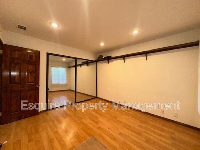 Building Photo - 1038 Green Lawn Ave